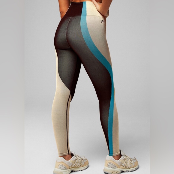 Seamless Ultra High-Waisted Legging - Picture 2 of 9